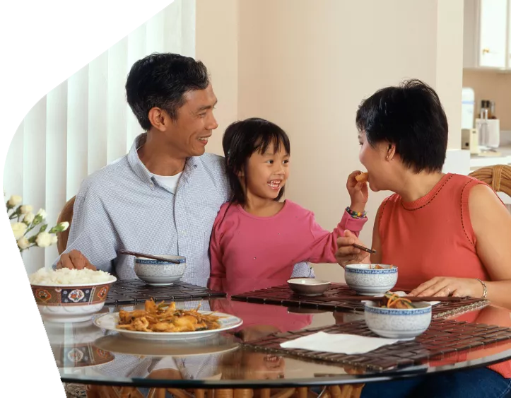 Photo: Family talking at the dinner table