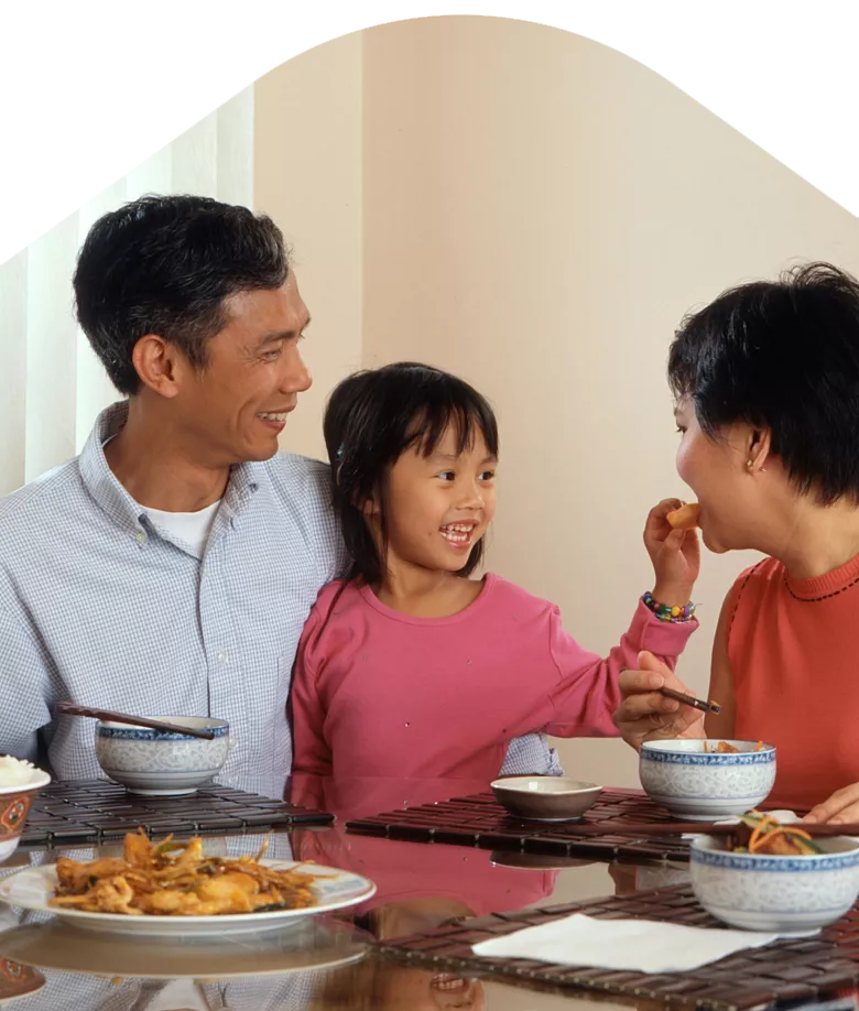 Photo: Family talking at the dinner table